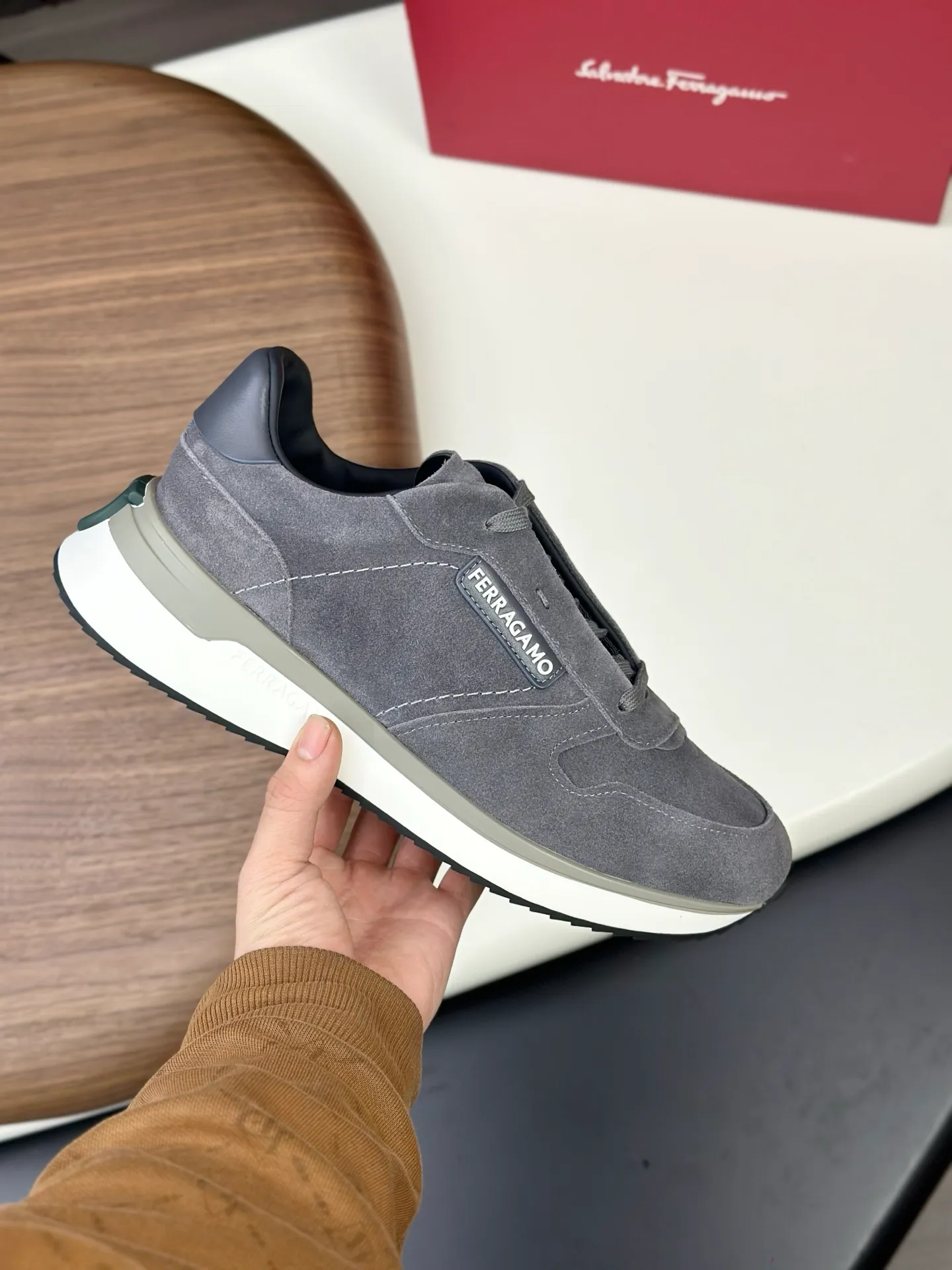 [Ferragamo] Top P: 820💰 Number of yards: 39~44 (38.45 custom-made, non-refundable) Top purchasing agent 🇮🇹 Ferragamo men's casual shoes series, the counter sells the original configuration at the same time, Italian imported cowhide fabric, high-quality splicing technology, imported water-dyed cow lining , Soles: Original foam soles are specially provided by the original factory, and the original factory follows the order. 🔍High quality can be entered and exited the counter at will. Welcome to compare and synchronize with the counter.